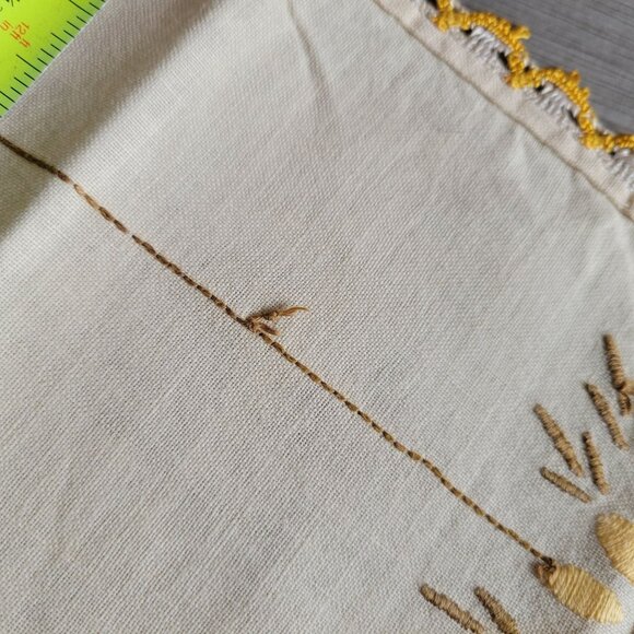 Vintage Hand-Embroidered Linen Tablecloth Stand Cover With Yellow Daisy Design & - Picture 3 of 7